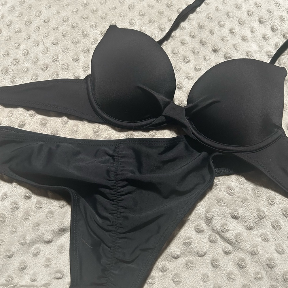 Classic Black Bikini Set – Padded Push-Up Top & Ruched Bottoms